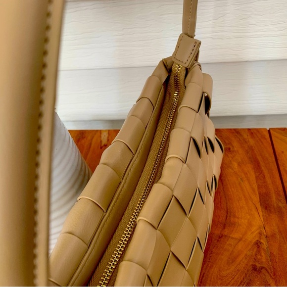 Urban Expressions Tan Woven Shoulder Bag - Picture 6 of 6